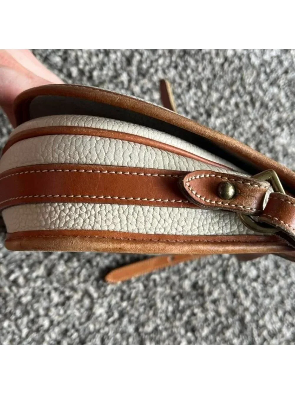 Vintage Ivory Tan Leather Dooney & Bourke Crossbody Bag Timeless Preppy Utility - Picture 3 of 8